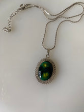 画像をギャラリービューアに読み込む, green necklace
