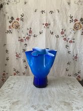 画像をギャラリービューアに読み込む, blue flower vase
