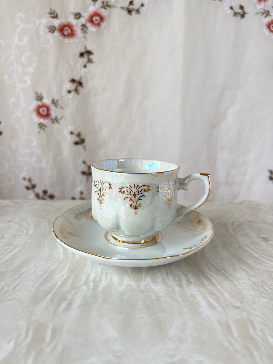 white cup&saucer