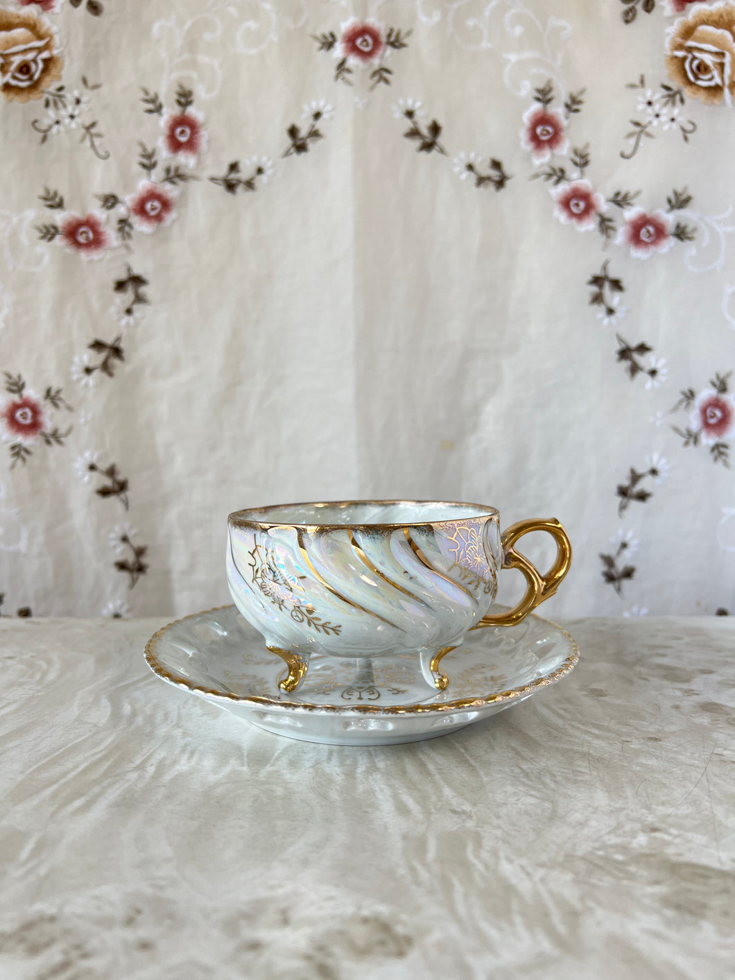 white cup&saucer