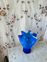 画像をギャラリービューアに読み込む, blue flower vase

